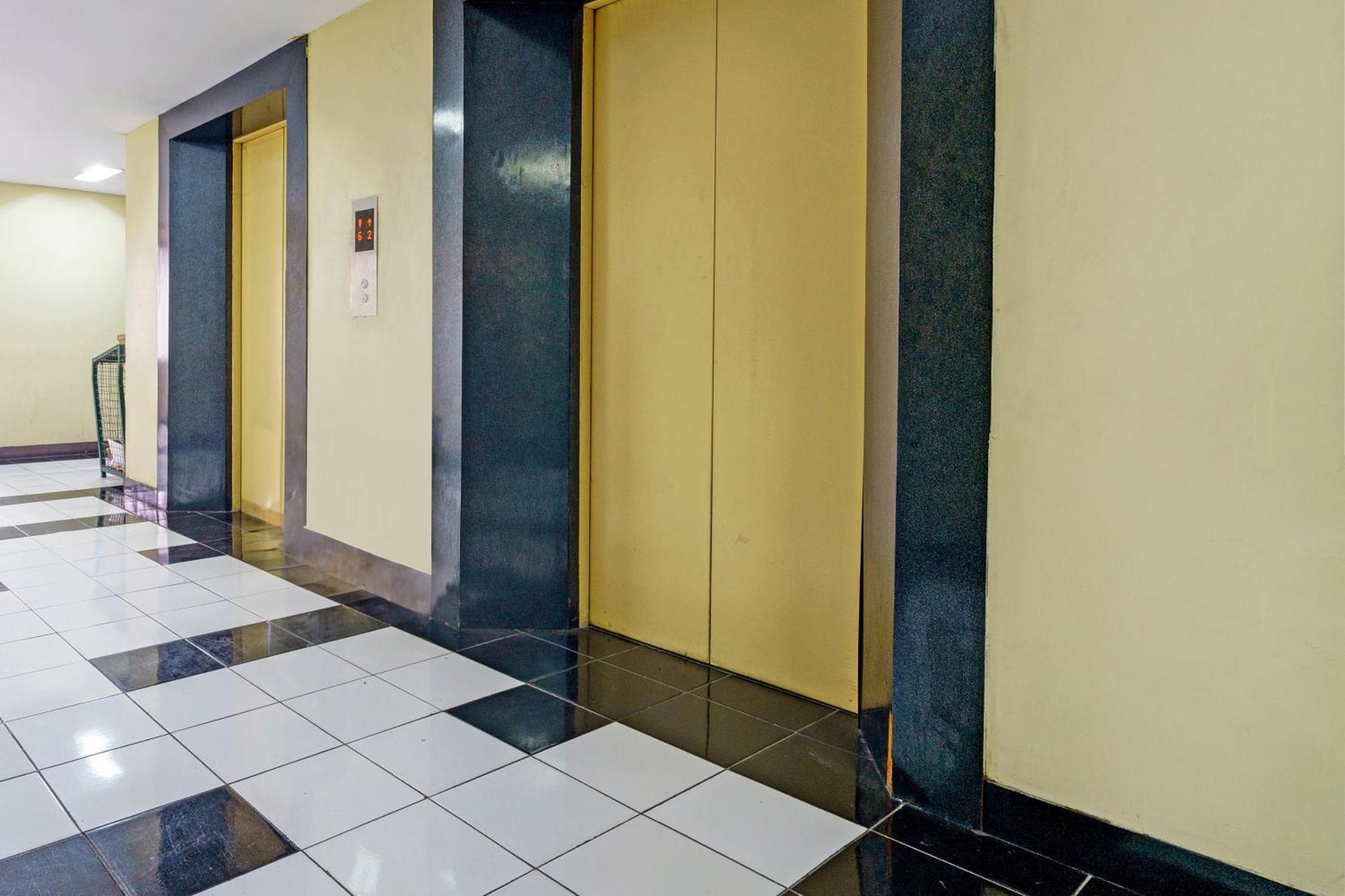 Oyo Life 93170 Apartement Gateway Cicadas By Mr Pro Bandung Bagian luar foto
