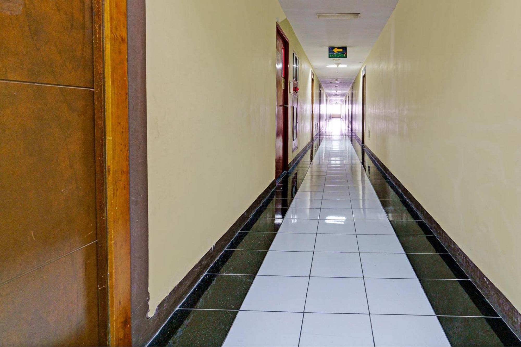 Oyo Life 93170 Apartement Gateway Cicadas By Mr Pro Bandung Bagian luar foto
