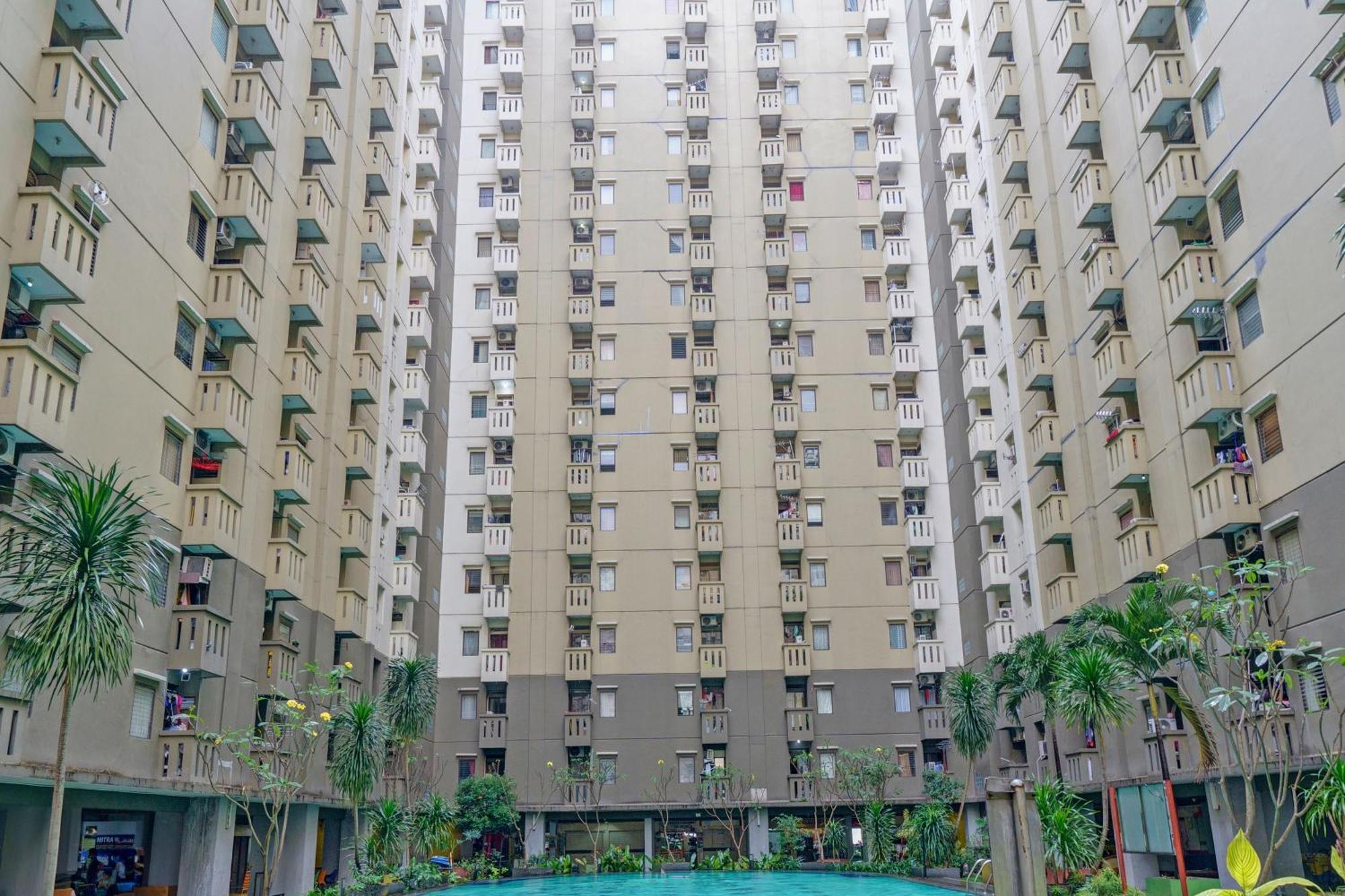 Oyo Life 93170 Apartement Gateway Cicadas By Mr Pro Bandung Bagian luar foto